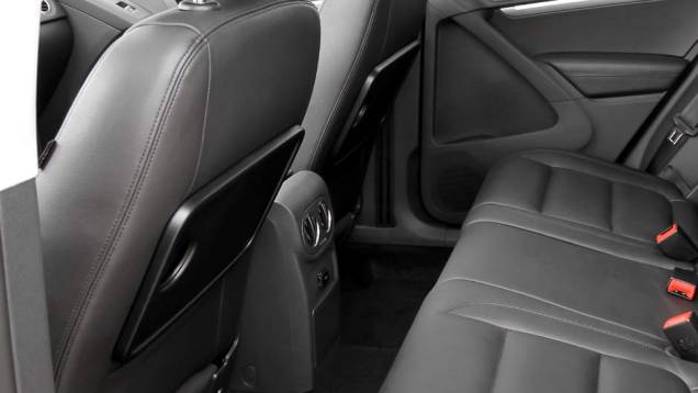 Passageiros de trás encontram as mesinhas de avião | <a href="https://gutenberg.quatrorodas.abril.com.br/carros/lancamentos/volkswagen-tiguan-640848.shtml" rel="migration">Leia mais</a> Passageiros de trás encontram as mesinhas de avião | <a href="https://gutenberg.quatrorodas.abril.com.br/carros/lancamentos/volkswagen-tiguan-640848.shtml" rel="migration">Leia mais</a>