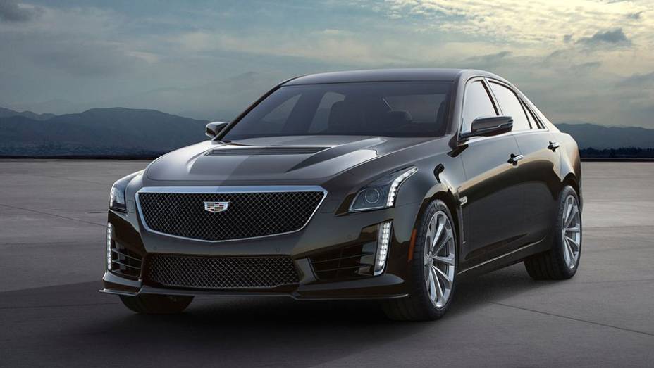 Na dianteira, o sedã ganhou grade e entradas de ar maiores | <a href="https://gutenberg.quatrorodas.abril.com.br/noticias/saloes/detroit-2015/cadillac-revela-novo-cts-v-820740.shtml" target="_blank" rel="migration">Leia mais</a>