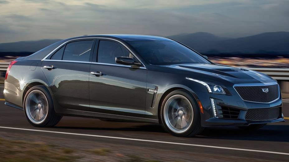 O modelo tem aerofólio dianteiro e o capô é de fibra de carbono | <a href="https://gutenberg.quatrorodas.abril.com.br/noticias/saloes/detroit-2015/cadillac-revela-novo-cts-v-820740.shtml" target="_blank" rel="migration">Leia mais</a>