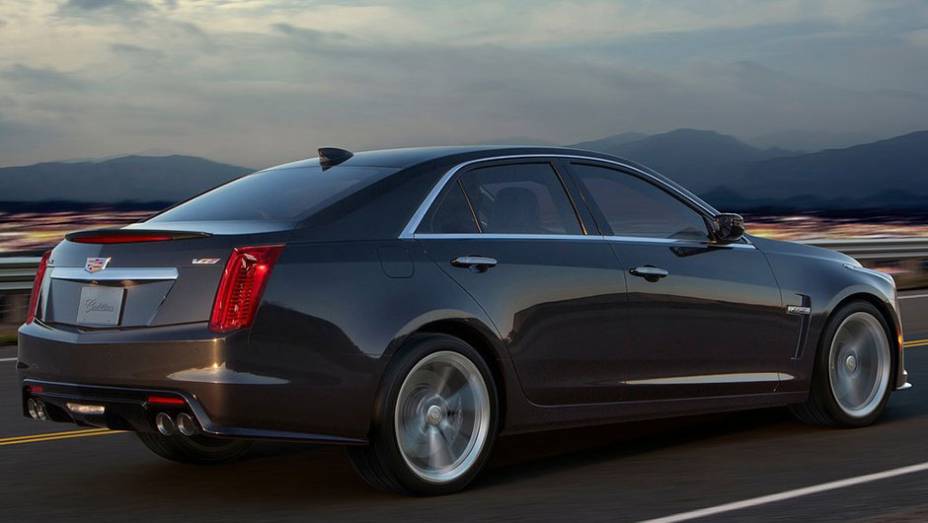 A traseira conta com aerofólio e quatro saídas de escape | <a href="https://gutenberg.quatrorodas.abril.com.br/noticias/saloes/detroit-2015/cadillac-revela-novo-cts-v-820740.shtml" target="_blank" rel="migration">Leia mais</a>