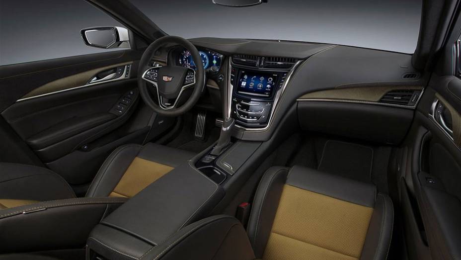 Por dentro, os bancos esportivos são de camurça e o painel de instrumentos digital tem 12,3 polegadas | <a href="https://gutenberg.quatrorodas.abril.com.br/noticias/saloes/detroit-2015/cadillac-revela-novo-cts-v-820740.shtml" target="_blank" rel="migration">Leia mais</a>