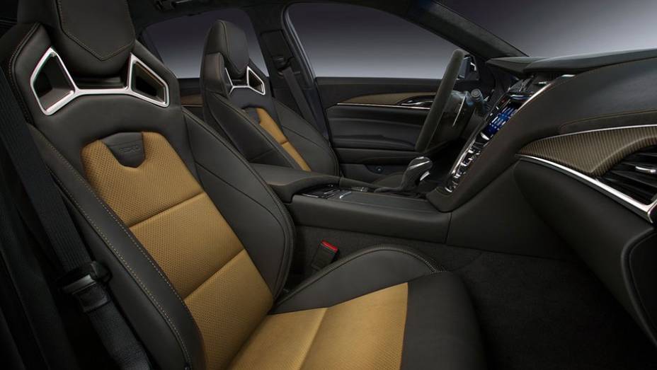 O modelo ainda tem disponível sistema de entretenimento, áudio Bose e informativo de dados de desempenho | <a href="https://gutenberg.quatrorodas.abril.com.br/noticias/saloes/detroit-2015/cadillac-revela-novo-cts-v-820740.shtml" target="_blank" rel="migration">Leia mais</a>