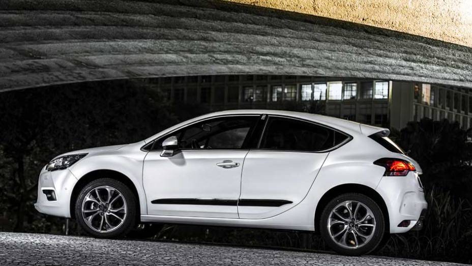 Não parece, mas ele é um hatch de cinco portas; as maçanetas embutidas na coluna o deixam com cara de cupê | <a href="https://gutenberg.quatrorodas.abril.com.br/carros/lancamentos/citroen-ds4-734568.shtml" rel="migration">Leia mais</a>