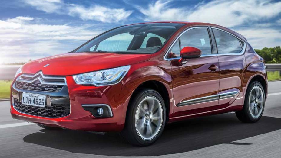 Oferecido em versão única por aqui, o DS4 usa o mesmo motor 1.6 turbo do DS3, com 165 cv | <a href="https://gutenberg.quatrorodas.abril.com.br/carros/lancamentos/citroen-ds4-734568.shtml" rel="migration">Leia mais</a>