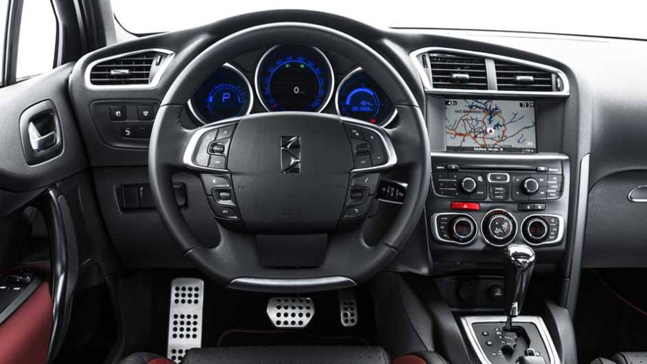 O interior traz materiais nobres no acabamento, incluindo couro e plástico mais suave ao toque das mãos | <a href="https://gutenberg.quatrorodas.abril.com.br/carros/lancamentos/citroen-ds4-734568.shtml" rel="migration">Leia mais</a>