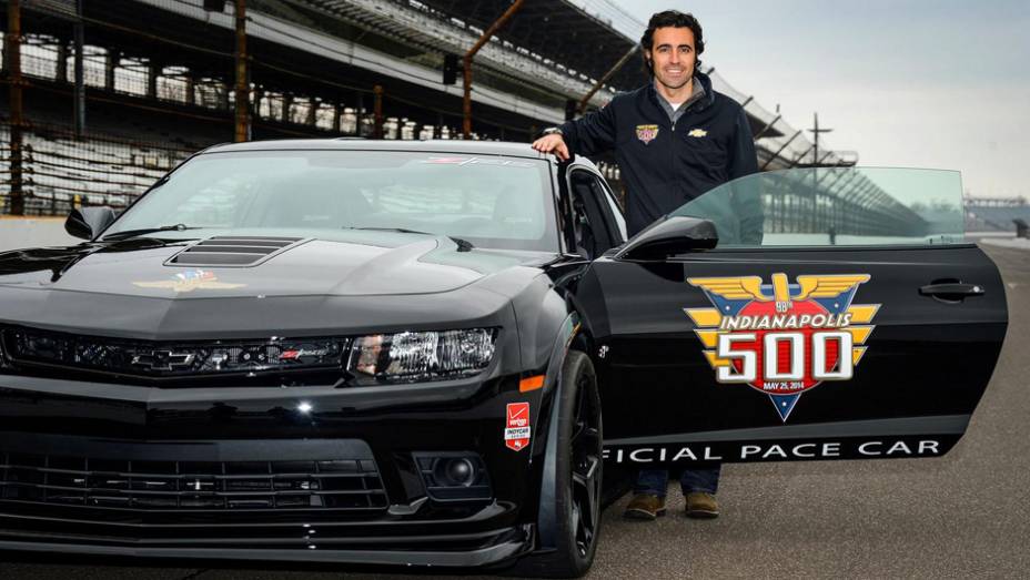 O carro será dirigido pelo tricampeão da prova, Dario Franchitti | <a href="https://gutenberg.quatrorodas.abril.com.br/noticias/fabricantes/f-indy-apresenta-seu-novo-pace-car-chevrolet-camaro-z-28-777840.shtml" rel="migration">Leia mais</a>