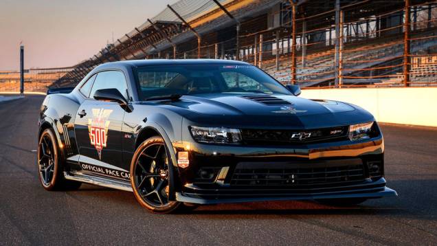 O carro tem kit aerodinâmico | <a href="https://gutenberg.quatrorodas.abril.com.br/noticias/fabricantes/f-indy-apresenta-seu-novo-pace-car-chevrolet-camaro-z-28-777840.shtml" rel="migration">Leia mais</a> O carro tem kit aerodinâmico | <a href="https://gutenberg.quatrorodas.abril.com.br/noticias/fabricantes/f-indy-apresenta-seu-novo-pace-car-chevrolet-camaro-z-28-777840.shtml" rel="migration">Leia mais</a>