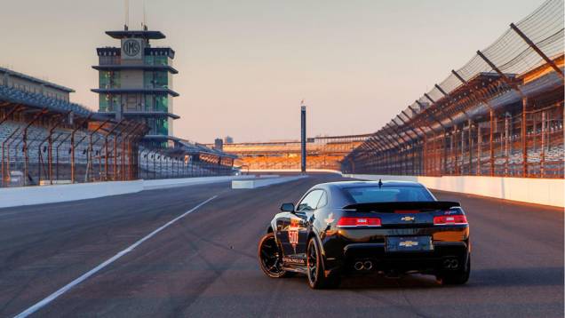 Sistema de escapamento com quatro tubos | <a href="https://gutenberg.quatrorodas.abril.com.br/noticias/fabricantes/f-indy-apresenta-seu-novo-pace-car-chevrolet-camaro-z-28-777840.shtml" rel="migration">Leia mais</a> Sistema de escapamento com quatro tubos | <a href="https://gutenberg.quatrorodas.abril.com.br/noticias/fabricantes/f-indy-apresenta-seu-novo-pace-car-chevrolet-camaro-z-28-777840.shtml" rel="migration">Leia mais</a>