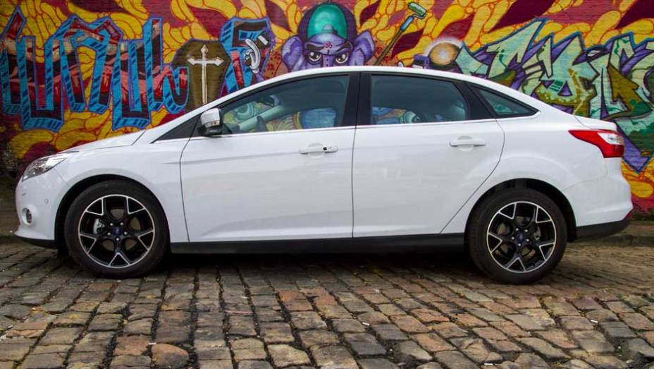 Projeto global, ele tem estilo bem mais esportivo que seu antecessor | <a href="https://gutenberg.quatrorodas.abril.com.br/carros/lancamentos/novo-ford-focus-sedan-755333.shtml" rel="migration">Leia mais</a>