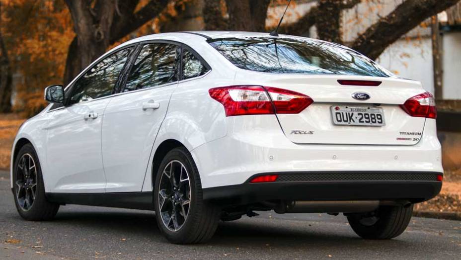 O formato ousado das lanternas chama atenção na parte traseira | <a href="https://gutenberg.quatrorodas.abril.com.br/carros/lancamentos/novo-ford-focus-sedan-755333.shtml" rel="migration">Leia mais</a>