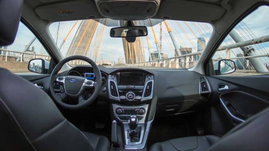 Interior é aconchegante, mas faltam equipamentos oferecidos na concorrência | <a href="https://gutenberg.quatrorodas.abril.com.br/carros/lancamentos/novo-ford-focus-sedan-755333.shtml" rel="migration">Leia mais</a>