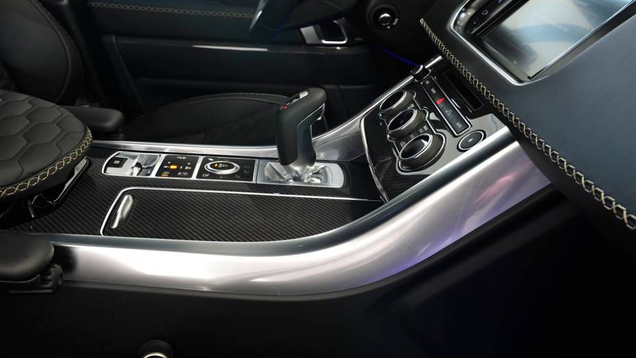 A preparadora alemã também tem uma grande variedade de modificações no interior do carro | <a href="https://gutenberg.quatrorodas.abril.com.br/noticias/saloes/genebra-2014/brabus-mostrara-range-rover-sport-startech-genebra-774767.shtml" rel="migration">Leia mais</a>