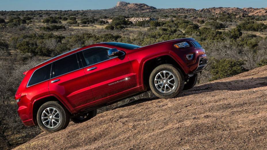 Os tra&ccedil;os retil&iacute;neos ganharam contornos mais suaves, especialmente na frente | <a href="https://gutenberg.quatrorodas.abril.com.br/carros/lancamentos/jeep-grand-cherokee-771722.shtml" rel="migration">Leia mais</a>