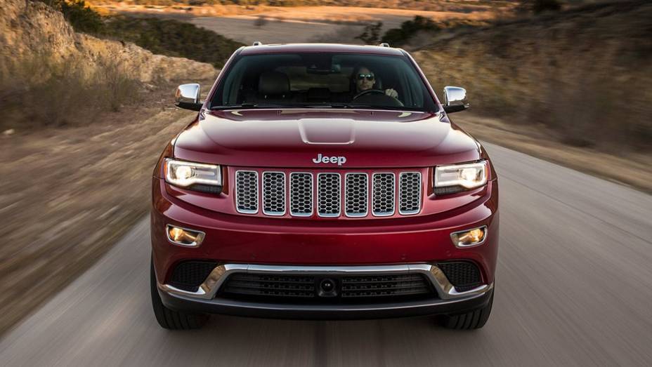 Muita coisa mudou desde os anos 40, mas um detalhe permanece: as sete barras verticais da grade, que identificam os carros da Jeep; o novo Grand Cherokee sai por R$ 185.900 na versão Laredo | <a href="https://gutenberg.quatrorodas.abril.com.br/carros/lancamentos/jee" rel="migration"></a>