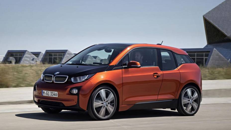Esta &eacute; a vers&atilde;o final do i3, primeiro compacto 100% sustent&aacute;vel da BMW | <a href="https://gutenberg.quatrorodas.abril.com.br/saloes/frankfurt/2013/bmw-i3-753151.shtml" rel="migration">Leia mais</a>