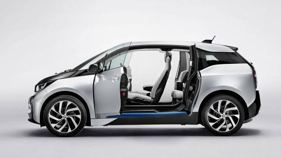 Acesso &agrave; parte traseira do interior &eacute; realizado por portas com abertura em sentido invertido | <a href="https://gutenberg.quatrorodas.abril.com.br/saloes/frankfurt/2013/bmw-i3-753151.shtml" rel="migration">Leia mais</a>