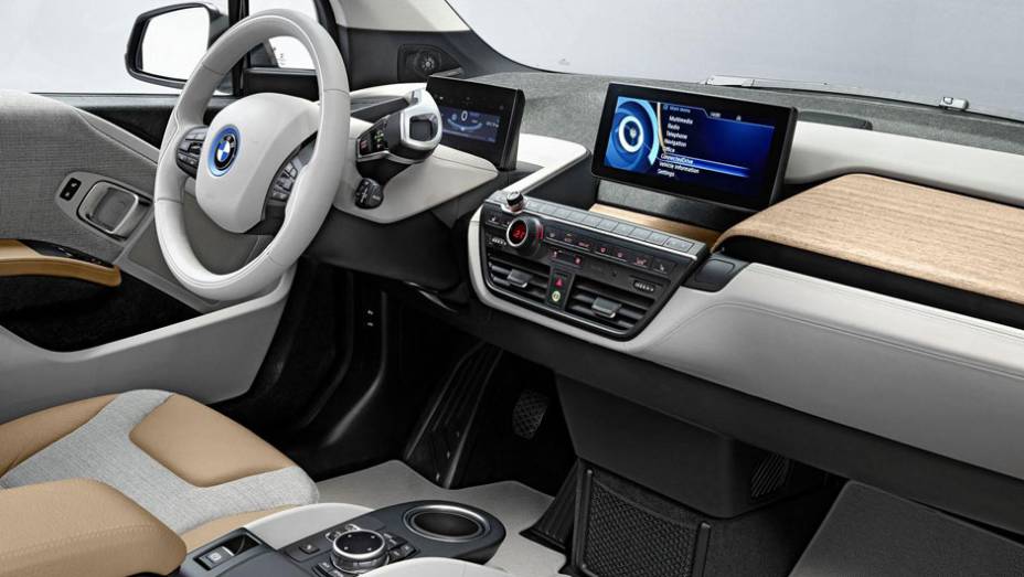 Elegante, o interior tem materiais ecológicos, como madeira, lã e couro tratado | <a href="https://gutenberg.quatrorodas.abril.com.br/saloes/frankfurt/2013/bmw-i3-753151.shtml" rel="migration">Leia mais</a>