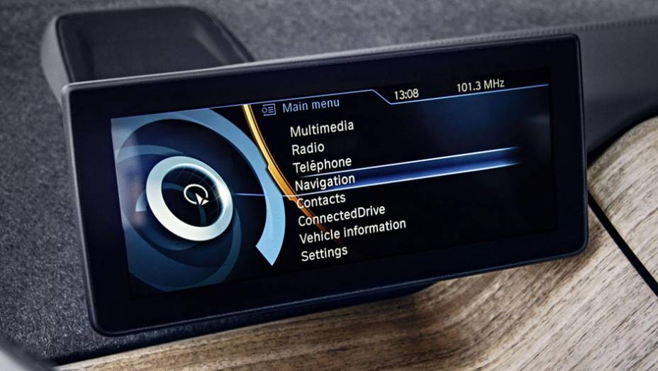 Central multimídia com tela touchscreen mostra as funções do iDrive | <a href="https://gutenberg.quatrorodas.abril.com.br/saloes/frankfurt/2013/bmw-i3-753151.shtml" rel="migration">Leia mais</a>