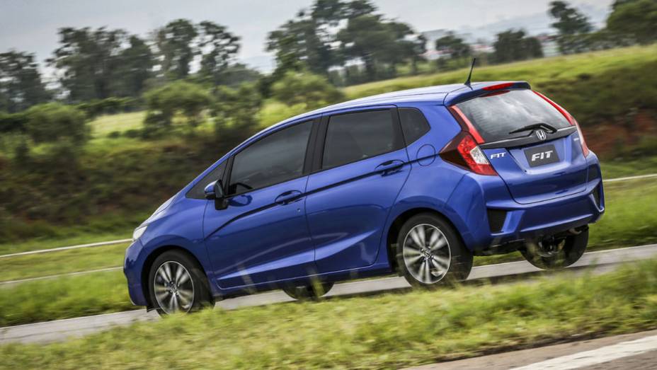 As lanternas em formato de cunha tem um prolongamento meramente estético nas colunas "C" | <a href="https://gutenberg.quatrorodas.abril.com.br/carros/lancamentos/novo-honda-fit-781163.shtml" rel="migration">Leia mais</a>