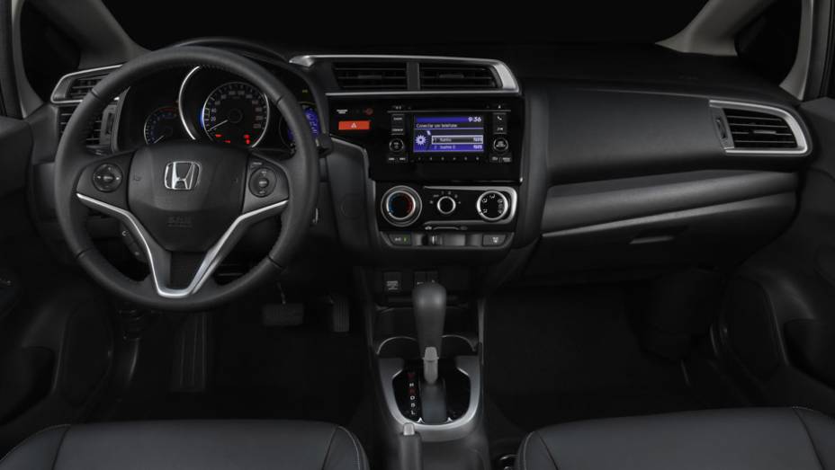 O interior ficou mais sóbrio e mais bem acabado, com os comandos voltados para o motorista | <a href="https://gutenberg.quatrorodas.abril.com.br/carros/lancamentos/novo-honda-fit-781163.shtml" rel="migration">Leia mais</a>