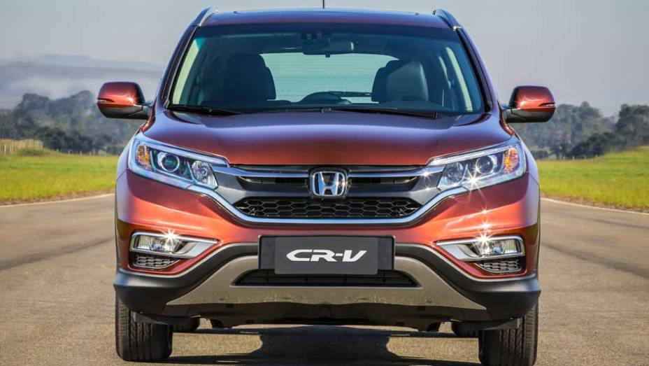 Visual dianteiro agora segue a identidade visual solid wing adotada pela Honda em seus modelos mais recentes | <a href="https://gutenberg.quatrorodas.abril.com.br/noticias/fabricantes/honda-cr-v-reestilizado-chega-r-134-900-882983.shtml" target="_blank" rel="migration">Leia mais</a>