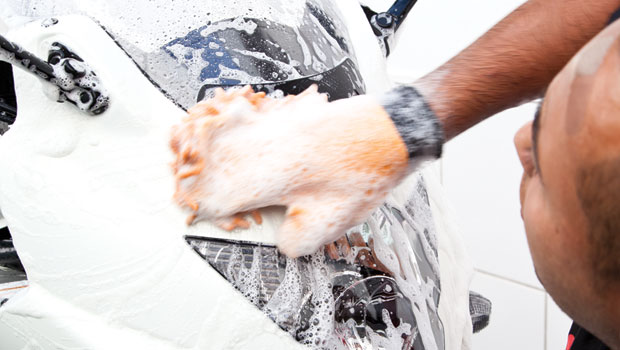 Qual o jeito certo e a hora certa de lavar sua moto