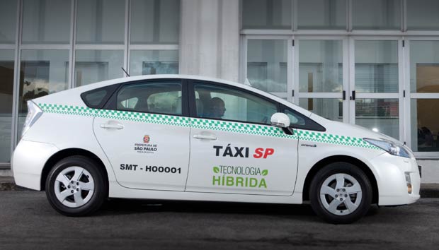 Toyota Prius vira táxi em São Paulo