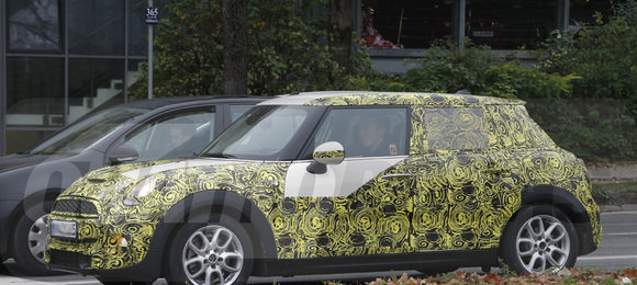 MINI Cooper cinco portas é flagrado com menos disfarces