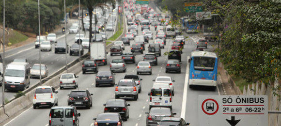 Haddad nega estudo para ampliar horário do rodízio em SP