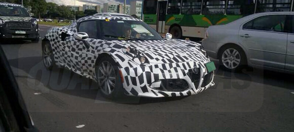 Alfa Romeo 4C e Fiat 500L rodam no país