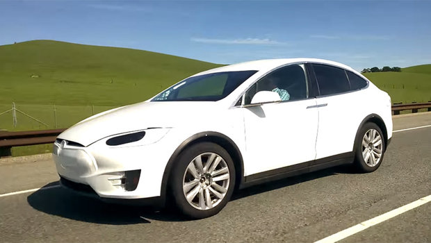 Tesla Model X é flagrado em vídeo