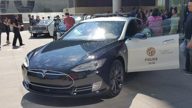 BMW i3 e Tesla Model S viram carros de polícia em Los Angeles