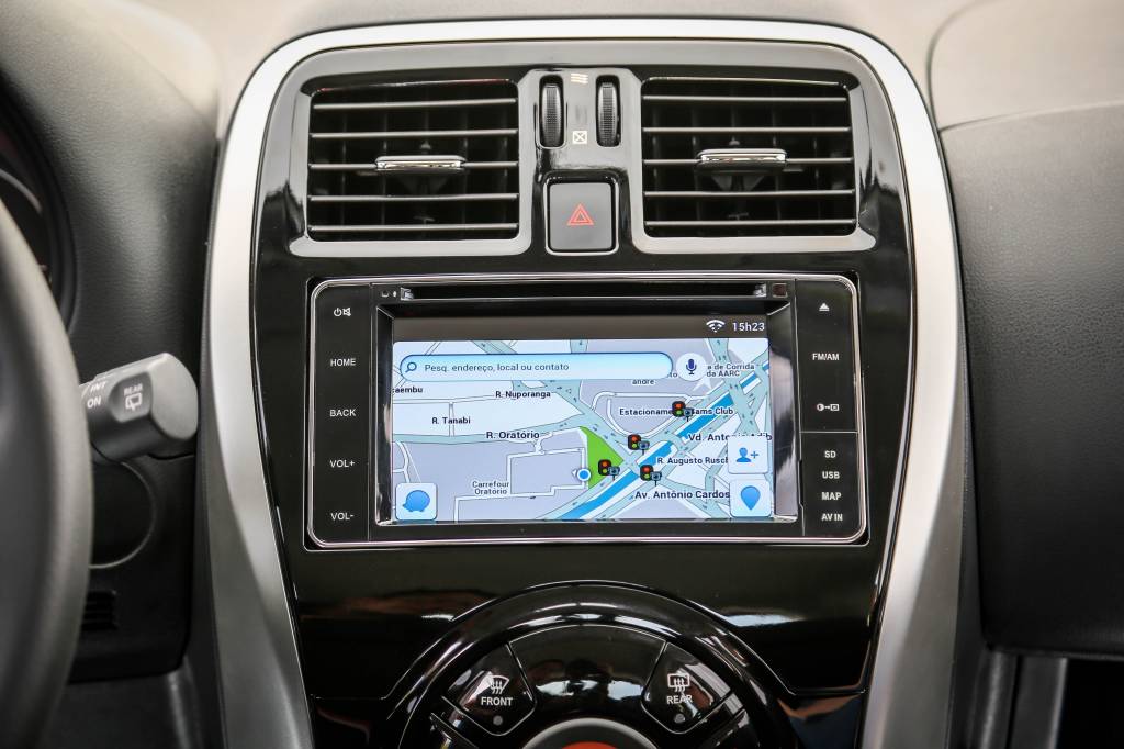 Central Nissan Multi-App 2 Avaliamos a nova central do March com Waze e outros aplicativos