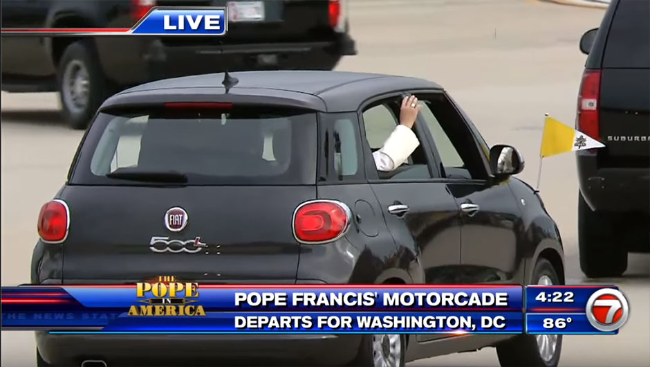 Fiat 500L utilizado por Papa é vendido por US$ 84 mil