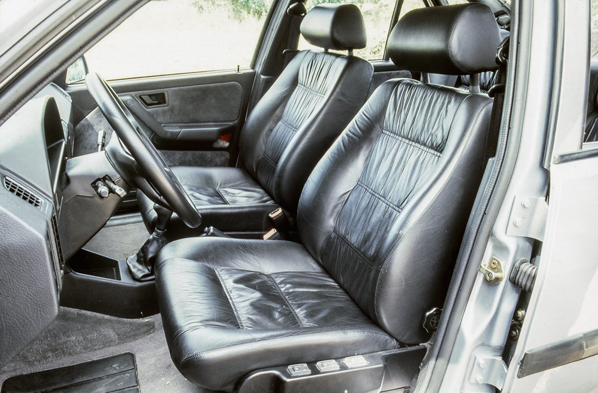 Chevrolet Omega 3.0i CD x Fiat Tempra Ouro 2.0 16V Chevrolet Omega 3.0i CD x Fiat Tempra Ouro 2.0 16V