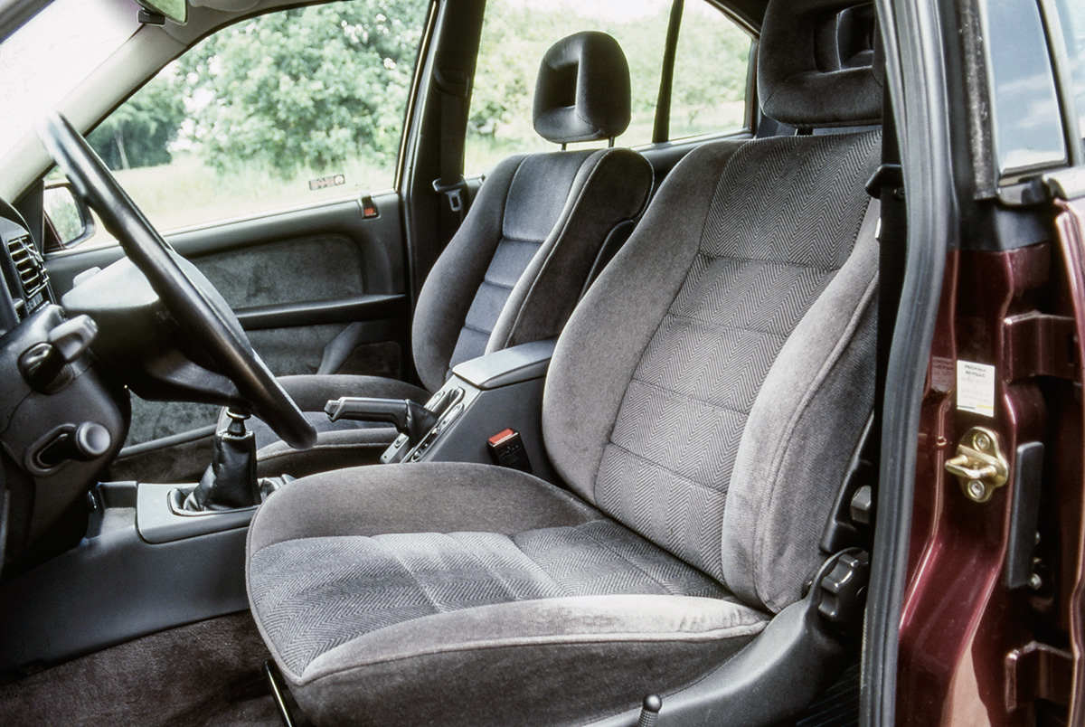 Chevrolet Omega 3.0i CD x Fiat Tempra Ouro 2.0 16V Chevrolet Omega 3.0i CD x Fiat Tempra Ouro 2.0 16V