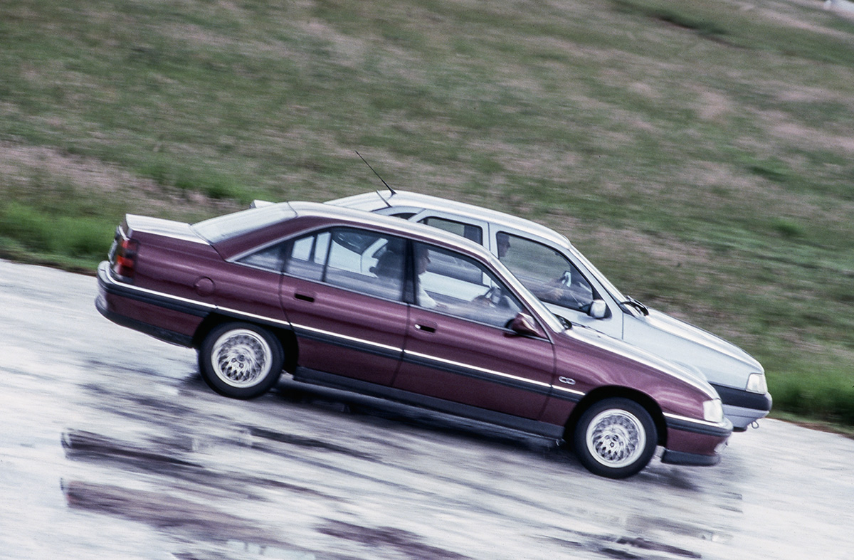 Chevrolet Omega 3.0i CD x Fiat Tempra Ouro 2.0 16V Chevrolet Omega 3.0i CD x Fiat Tempra Ouro 2.0 16V