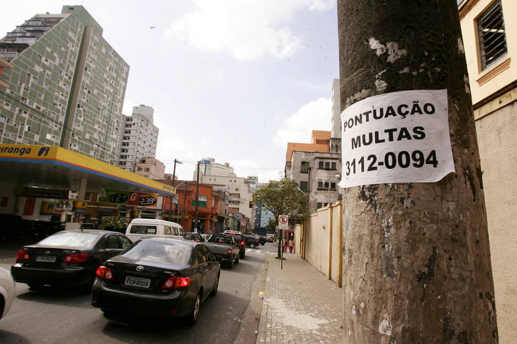 Cartaz em poste da Bela Vista oferece serviços para quem estourou a pontuação na Cartaz multa