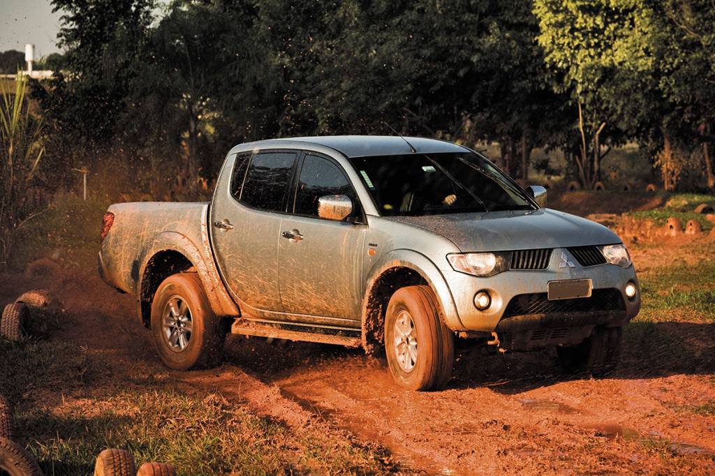 Mitsubishi L200 e Pajero têm recall por falha no capô