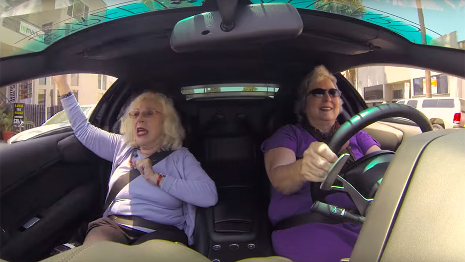 Vovós se divertem ao volante de uma Lamborghini