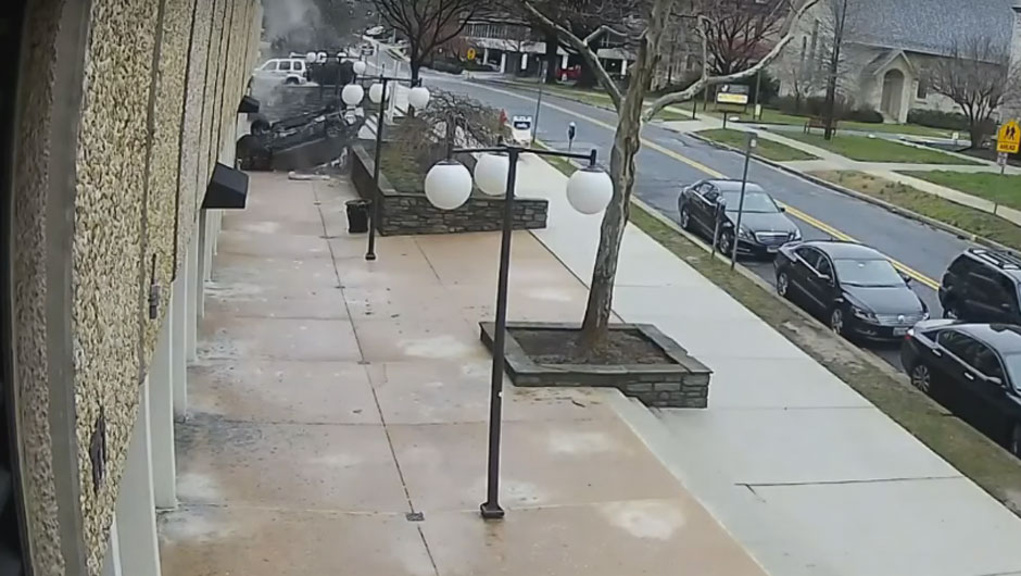 Vídeo: Audi Q5 cai de estacionamento nos EUA