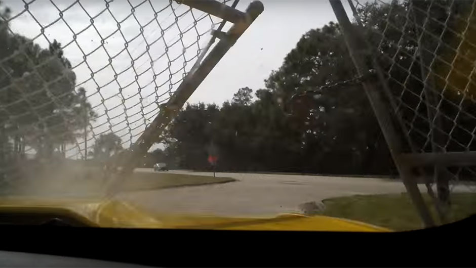 Camaro perde freios e sai da pista nos EUA Camaro perde freios e sai da pista nos EUA