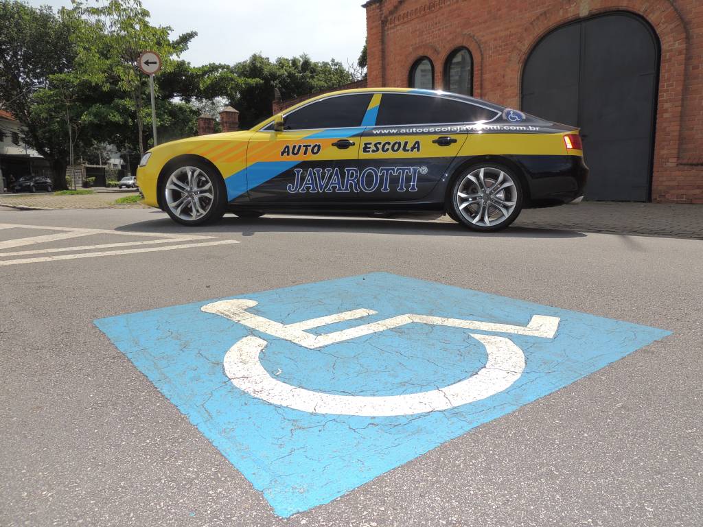 Autoescolas de luxo oferecem Audi e BMW para alunos