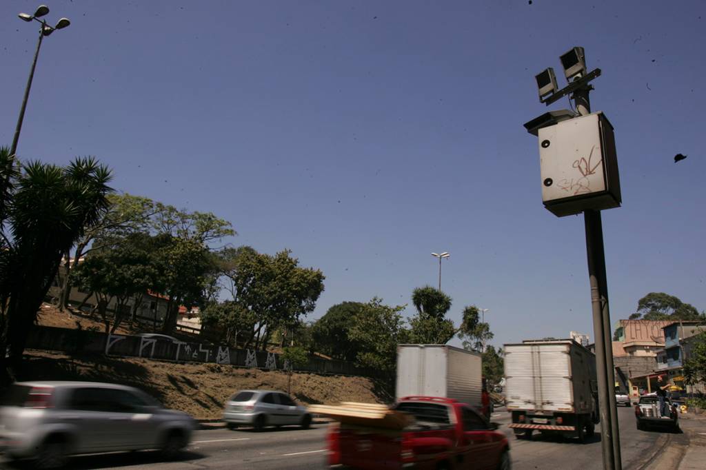 Radar inteligente calcula velocidade e multa a 100 metros de distância