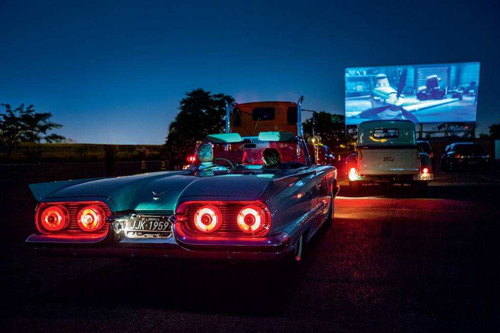Carro, pipoca e ação: conheça o último cinema drive-in do Brasil