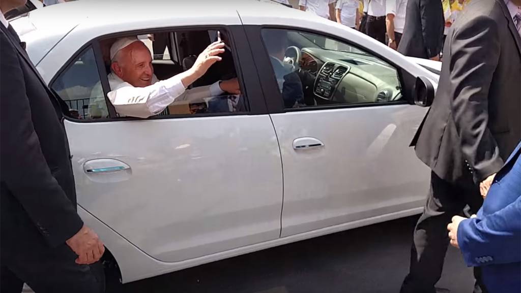 Papa Francisco anda de Dacia Logan Papa Francisco anda de Dacia Logan