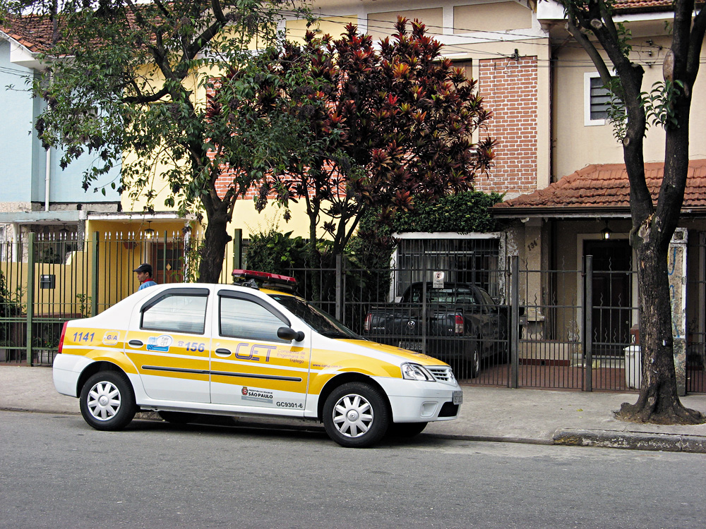 Automóvel da CET, estacionado em local proibido numa rua da cidade