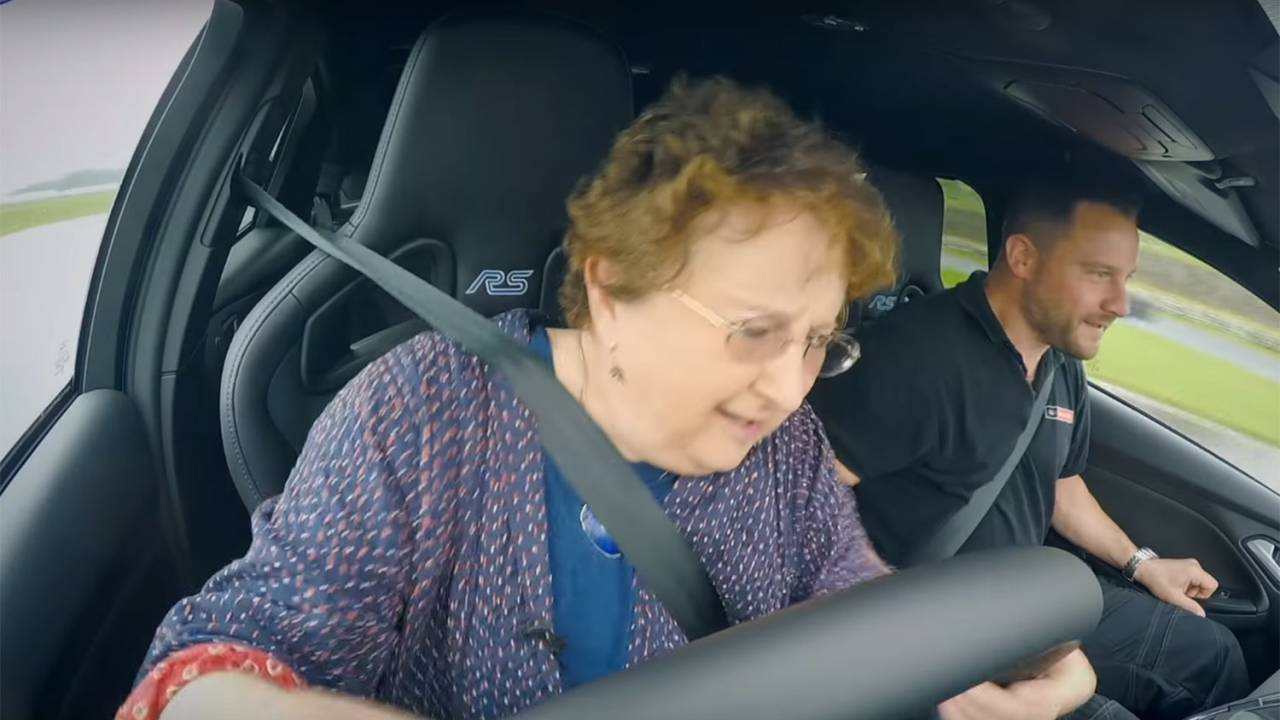 Idosa faz drift em um Focus RS