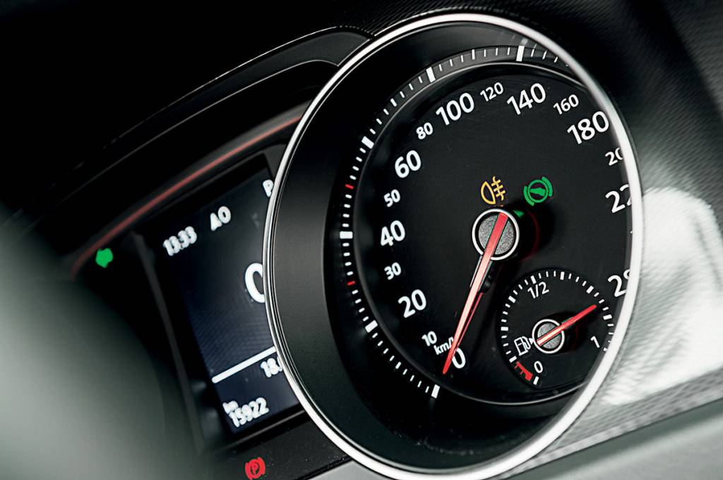 Por que velocímetros de alguns carros têm uma marca vermelha nos 50 km/h?