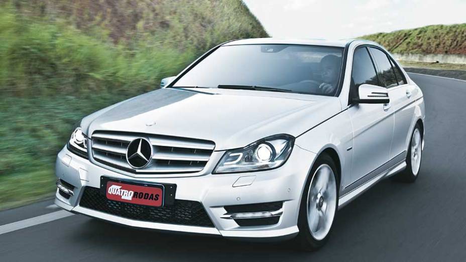 O face-lift foi sutil, mas conferiu ares mais esportivos ao sedã da Mercedes <a href="https://gutenberg.quatrorodas.abril.com.br/carros/testes/mercedes-benz-c-250-cgi-sport-633758.shtml" target="_blank" rel="migration">Leia mais</a>